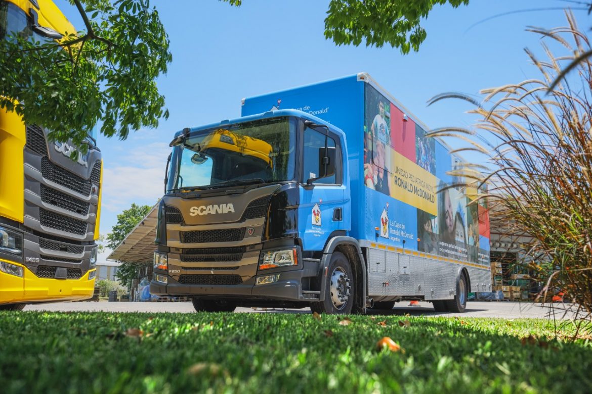 Scania acompañó a la Casa Ronald en la presentación de su nueva unidad pediátrica móvil