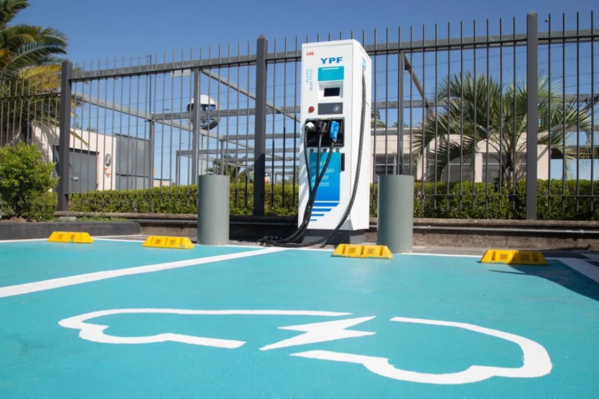 YPF comenzó el año con 15 nuevas estaciones de carga para autos eléctricos