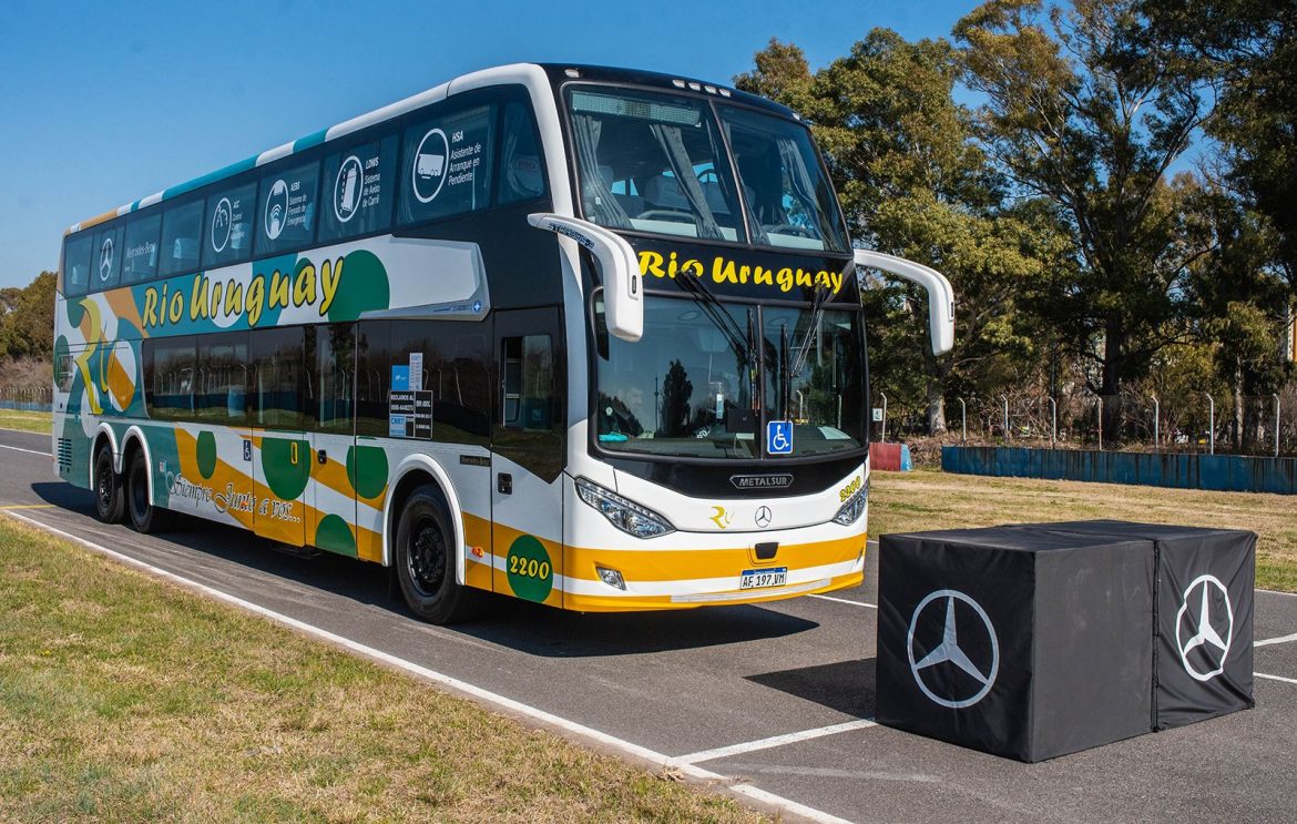 Mercedes-Benz Camiones y Buses afianza la seguridad para conductores y pasajeros en la costa
