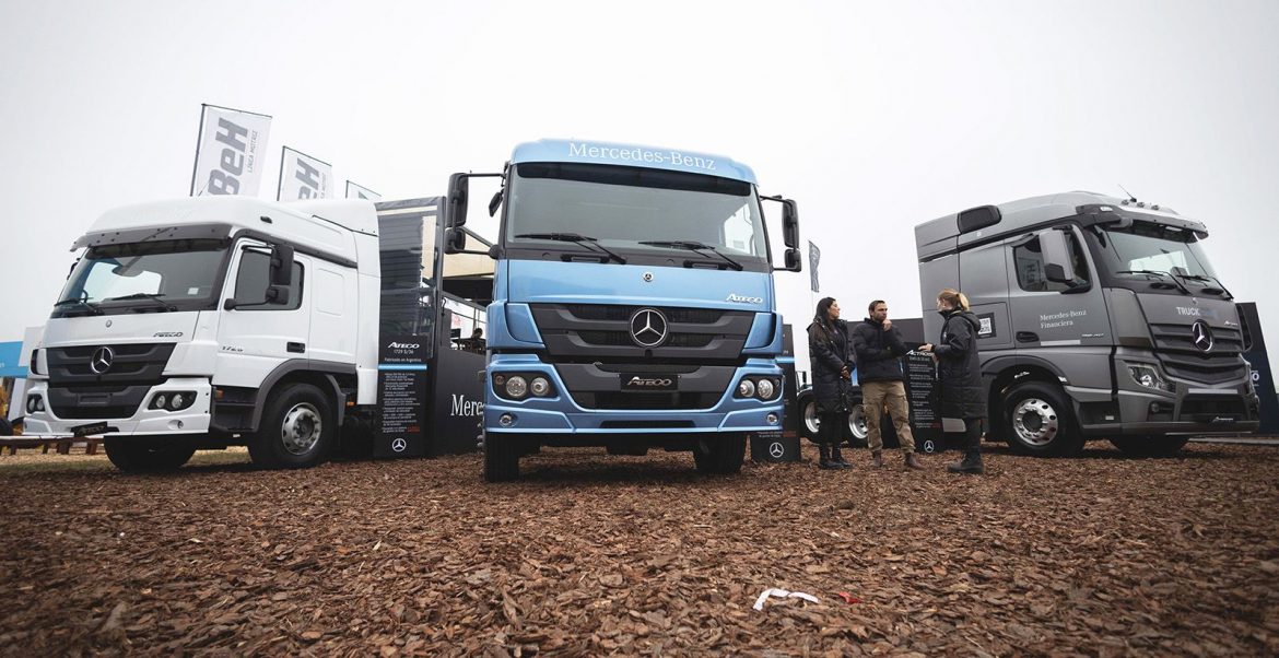 Mercedes-Benz Camiones y Buses junto al campo en Agroativa 2023