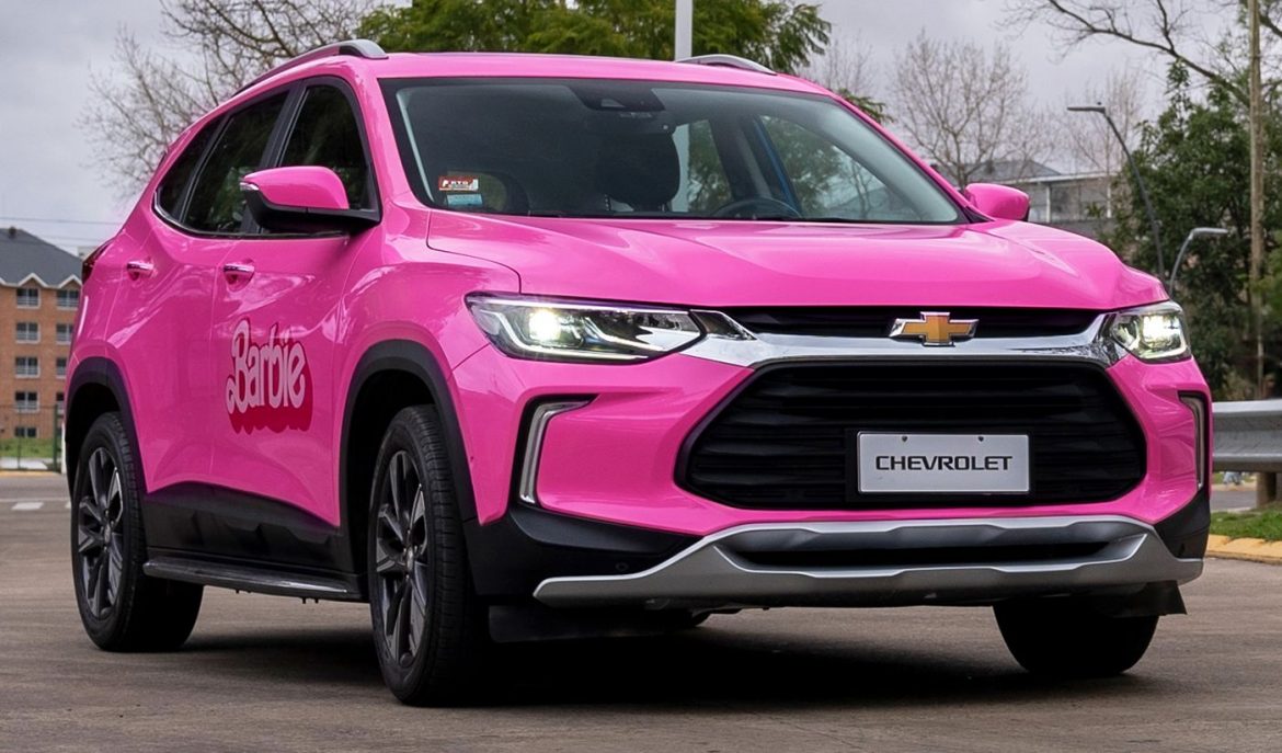 La Chevrolet Tracker, el SUV de fabricación nacional se tiñó de rosa para el estreno de “Barbie, la película”