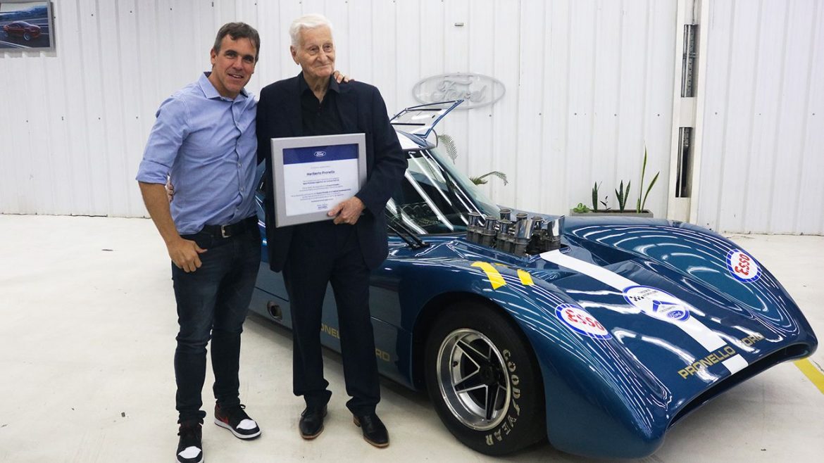 Ford homenajeó en su planta de Pacheco a Heriberto Pronello con un reconocimiento por su trayectoria
