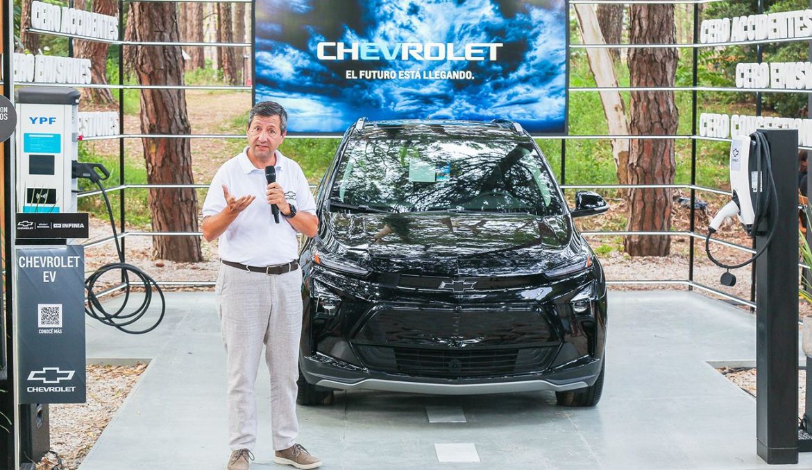 Chevrolet está exhibiendo el Bolt EUV en Cariló para mostrar su tecnología eléctrica