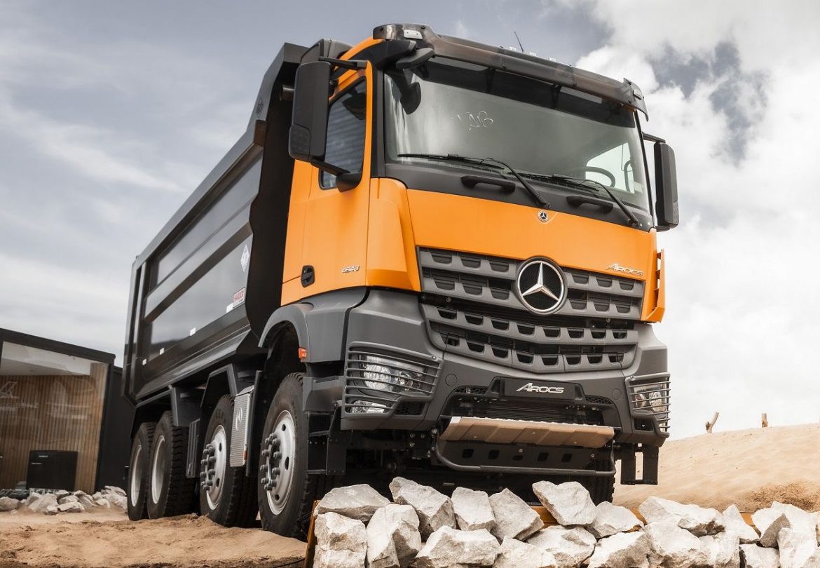 Mercedes-Benz presentó el nuevo camión Arocs 4848 K/45 con fórmula de tracción 8×4