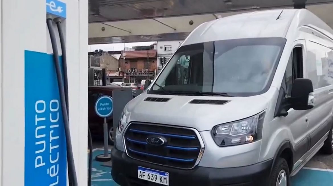 ABB puso a prueba a la E-Transit en las estaciones de YPF: Así es cómo se carga el utilitario eléctrico de Ford