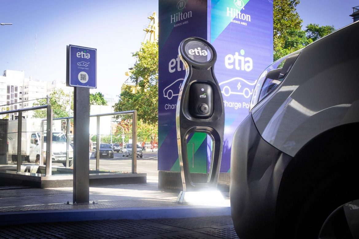 ETIA instaló un nuevo cargador para vehículos eléctricos en el hotel Hilton Buenos Aires