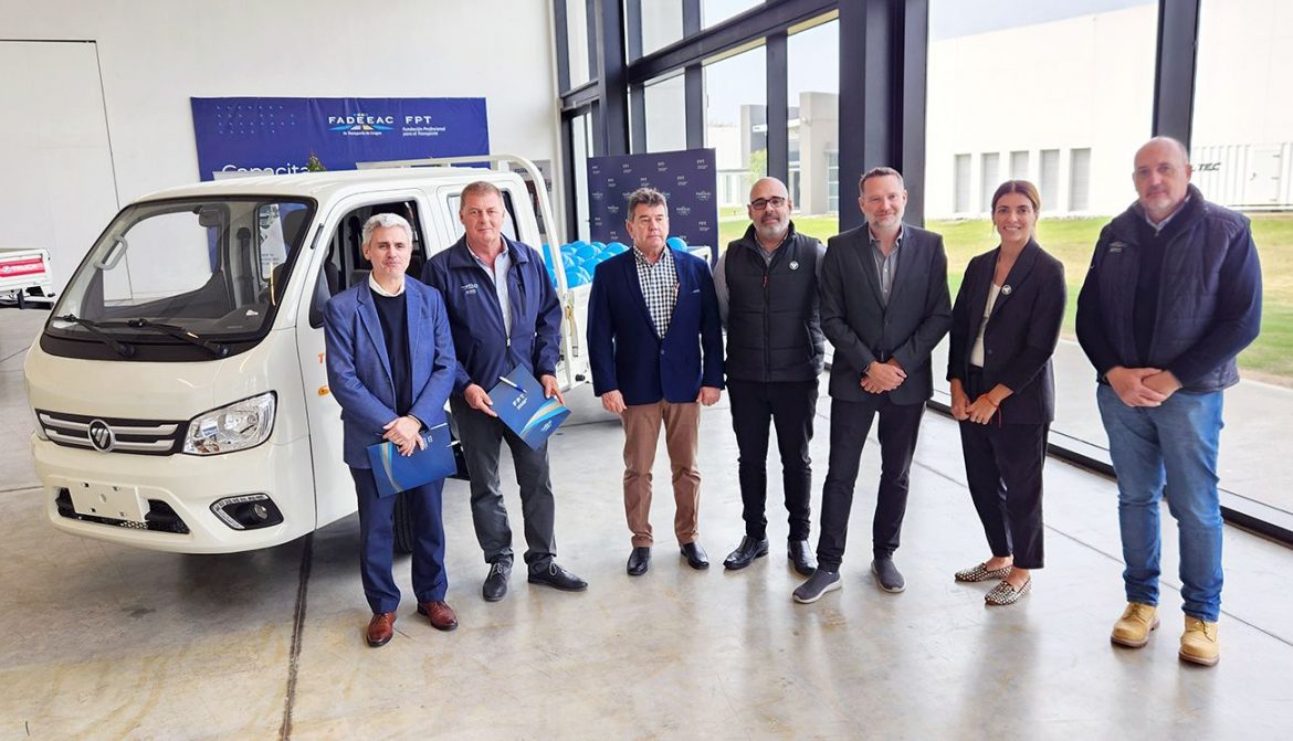 Foton entregó dos vehículos (TM1 y Z-Truck) a la Fundación Profesional para el Transporte