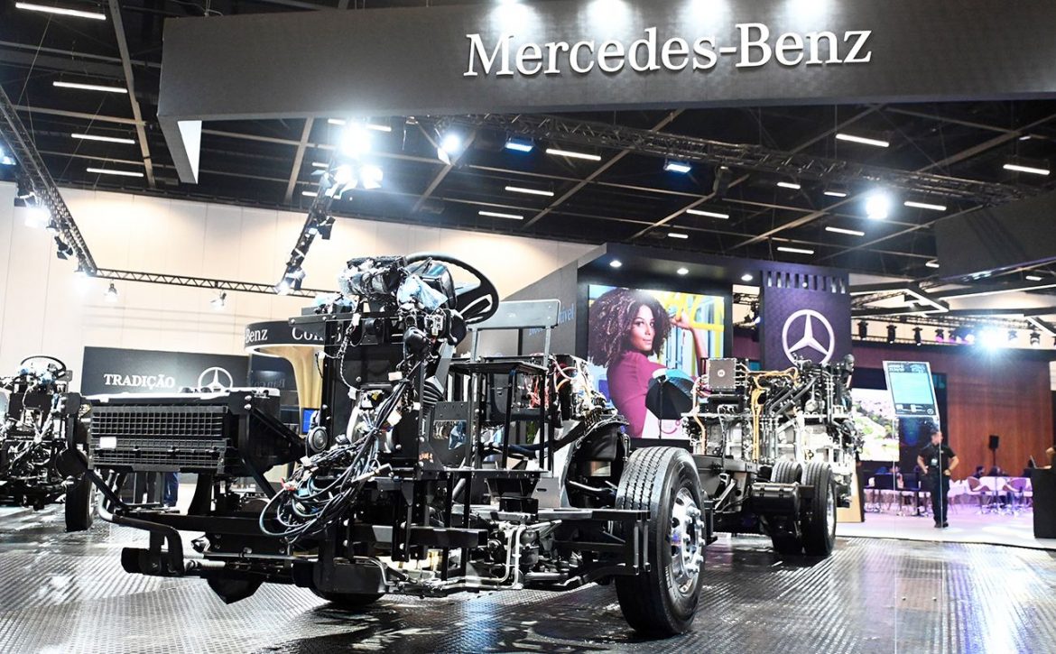 Mercedes-Benz presentó el nuevo chasis articulado eléctrico en la feria LatBus 2024