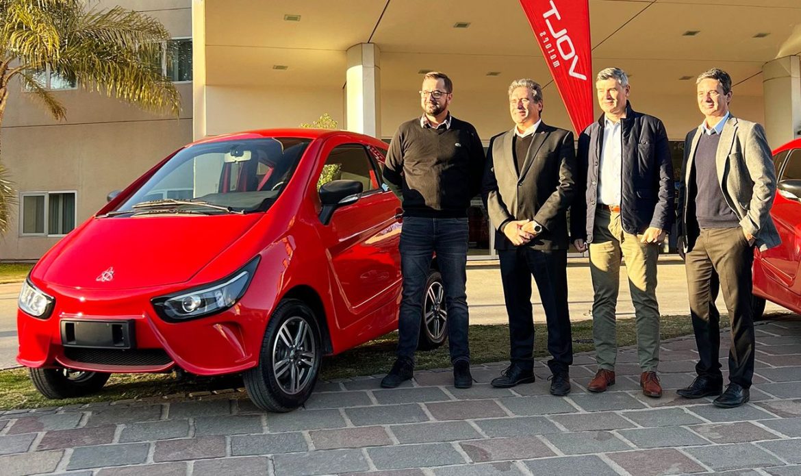 El intendente de la ciudad de Córdoba, Daniel Passerini, visitó las instalaciones de VOLT para ver cómo continúa la construcción de la ampliación de la planta