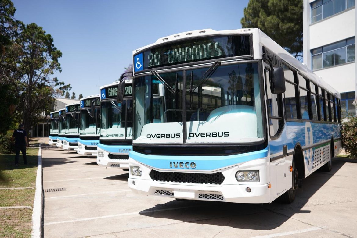 Iveco entregó los primeros 20 buses a GNC para transporte urbano en Córdoba