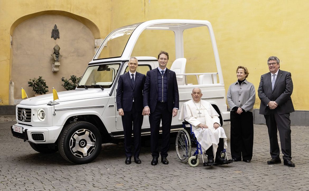 El Papa Francisco recibió un «Papamóvil» eléctrico, un Mercedes-Benz Clase G