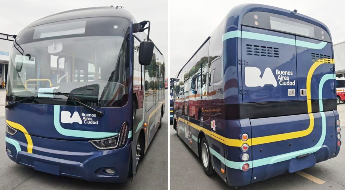 Los Buses Eléctricos chinos que circularán por la Ciudad embarcaron y pronto llegarán a la Argentina: Así se ven con la gráfica y el logo de CABA